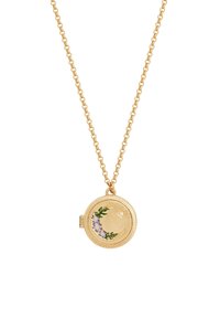 Het gouden medaillonhalsketting heeft een ronde vorm met een gestructureerde rand, versierd met handgeschilderde lavendelbloemen en een klein zonnetje.