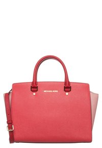 Borsa a tracolla in pelle rossa e rosa con forma strutturata, dotata di due manici superiori e una tracolla removibile. Presenta un logo dorato e dettagli hardware in oro.