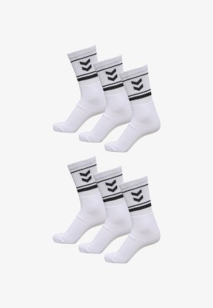 Weiße Socken für den Sport mit geripptem Bund, schwarzem Chevron-Muster und kontrastierenden schwarzen Streifen. Set aus fünf Paaren.