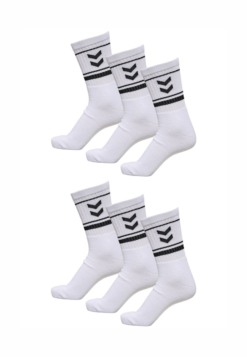 Weiße Socken für den Sport mit geripptem Bund, schwarzem Chevron-Muster und kontrastierenden schwarzen Streifen. Set aus fünf Paaren.