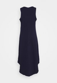 Robe sans manches bleu marine avec un col rond, un dos allongé et une coupe décontractée. La texture lisse et les poches latérales améliorent la fonctionnalité.