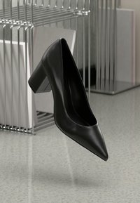 Scarpa nera in pelle con tacco alto, design a punta e tacco spesso. Texture liscia con finitura lucida.
