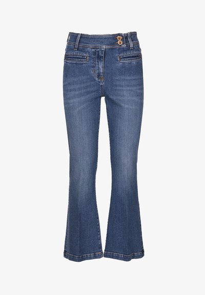 Razširjeni modri kavbojke iz denima, z visokim pasom, dvema sprednjima žepoma, kontrastnim šivom in zapiranjem na dva gumba.