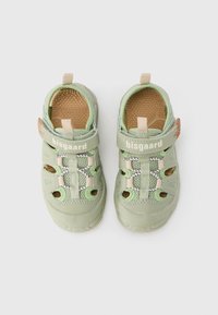 Πράσινα παιδικά σανδάλ ια με καουτσούκ σόλα, πάνελ από δίχτυ και ρυθμιζόμενο λουράκι. Περιλαμβάνουν διακοσμητικά στοιχεία και υφή στην εσωτερική σόλα.