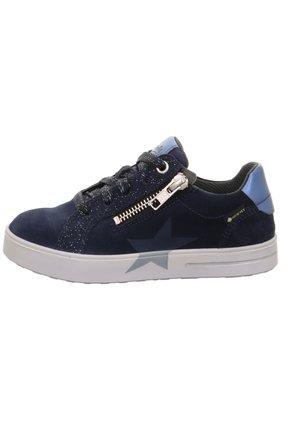Marineblaue Wildleder-Sneaker mit strukturierten Akzenten, silbernem Reißverschluss, grauem Sternmuster an der Seite und weißer Gummisohle.