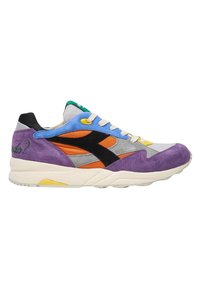 Sneakers con un design multicolore; blu, viola, arancione, grigio e suede nero. Presentano una suola bianca e un accento giallo sul tallone.