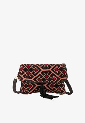 Bolso de hombro negro y rosa con diseño geométrico, tela texturizada, solapa plegable y un tassel decorativo.