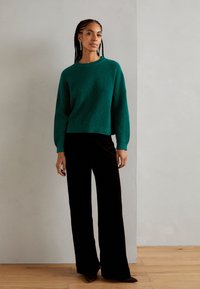 Anna Field Strikkegenser - green
