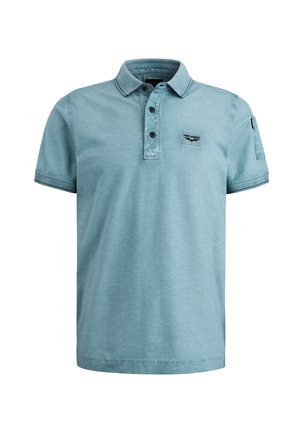 Hellblaues Polohemd mit kurzen Ärmeln aus Baumwolle, ausgestattet mit einer Knopfleiste mit drei Knöpfen, gestickten Details und einem kleinen Logopatch auf der Brust.