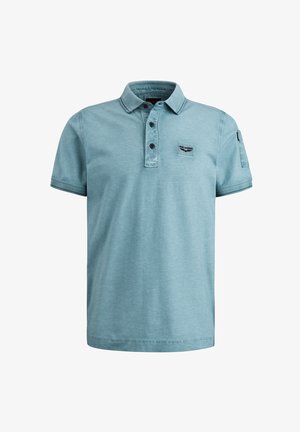 Polo shirt bleu clair à manches courtes en coton, avec un col à trois boutons, des coutures décoratives et un petit patch de logo sur la poitrine.