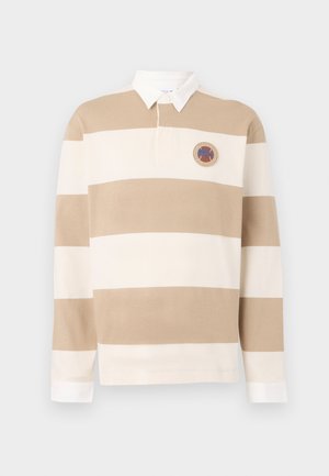Maglietta da rugby a maniche lunghe con ampie strisce orizzontali beige e bianche, colletto bianco e una patch rotonda "Tennis Heritage" sul petto.