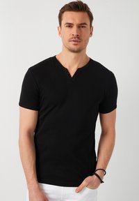 Buratti - V-NECK  - Camiseta básica - black Imagen en miniatura 1