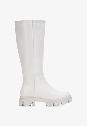 Stivale alto in pelle bianca con suola spessa carrarmato e punta tonda, progettato per un uso casual o di moda.