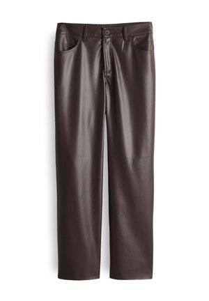 Pantalons en simili cuir marron foncé à jambes droites avec fermeture par bouton et poches avant, présentés sur un fond blanc.