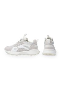 Leichte Sportschuhe aus hellgrauem Wildleder und Netzmaterial, mit weißen Akzenten, einem gepolsterten Kragen und einer strukturierten Gummisohle.