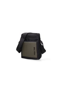 Borsa a tracolla nera con tessuto testurizzato. Presenta un pannello frontale grigio con testo in rilievo e una tracolla regolabile. Design semplice e rettangolare.