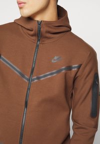 Nike Sportswear M NSW TCH FLC FZ WR - Camisola com fecho - cacao  wow/black