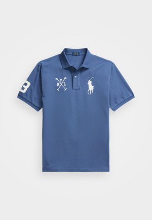 Modrá polokošeľa z bavlny s klasickým golierom. Na rukáve je vyšívané biele logo a číslo "3" s dizajnom prekrižených polo palíc.