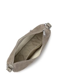 Borsa a spalla in camoscio grigio chiaro con apertura a zip. Interno foderato in tessuto crema con scomparti per l'organizzazione. Dettagli in metallo argento.