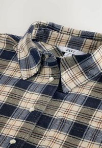 Cămașă cu carouri în nuanțe de bleumarin și bej, cu guler tip button-down, închidere cu butoane și textură moale. Conține multiple modele în carouri și o etichetă în interior.
