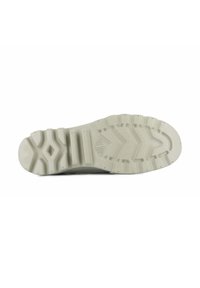 Semelle de chaussure en caoutchouc de couleur gris clair, avec des motifs de semelle profonde et des bordures. Surface texturée pour une adhérence, avec diverses formes dans le design.