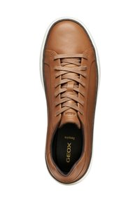 Sneaker in pelle marrone con punta rotonda, suola bianca a contrasto e lacci piatti. Presenta una soletta nera con il marchio "GEOX".