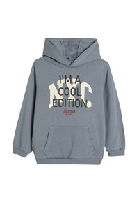Felpa grigia con cappuccio, caratterizzata da una tasca a marsupio e un design di testo audace con la dicitura "I'M A NYC COOL EDITION" e accenti "Superior Gamer".