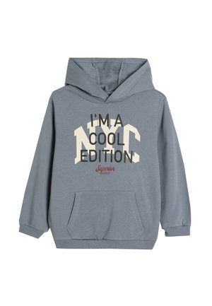 Sweatshirt à capuche gris avec poche kangourou et un design de texte audacieux portant les inscriptions "JE SUIS UNE ÉDITION COOL DE NYC" et des accents "Gamer Supérieur".