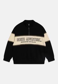 Sudadera pullover negra y crema con media cremallera, que presenta el texto "NORTH ADVENTURE" y "GREEN IS THE NEW BLACK" en el pecho.