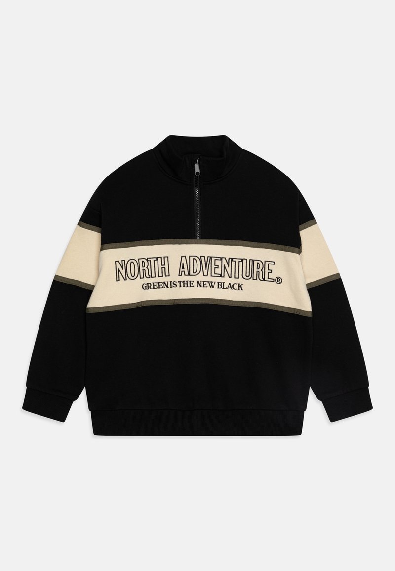 Sudadera pullover negra y crema con media cremallera, que presenta el texto "NORTH ADVENTURE" y "GREEN IS THE NEW BLACK" en el pecho.