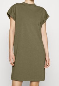 Olivegreen sukienka T-shirt z podwiniętymi rękawami, z miękkiej bawełny, luźny krój i okrągły dekolt. Brak widocznych wzorów lub akcentów.