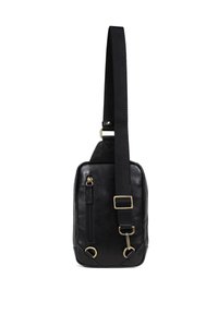 Borsa a tracolla nera in pelle con forma rettangolare, cinturino regolabile, tasca anteriore con zip e dettagli in metallo dorato. Texture liscia.