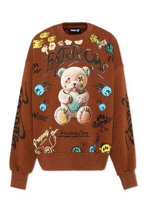 Felpa marrone con un orsetto centrale in stile consumato con occhi disallineati, circondato da fiamme colorate in stile cartone animato, impronte di zampe e testo stilizzato.