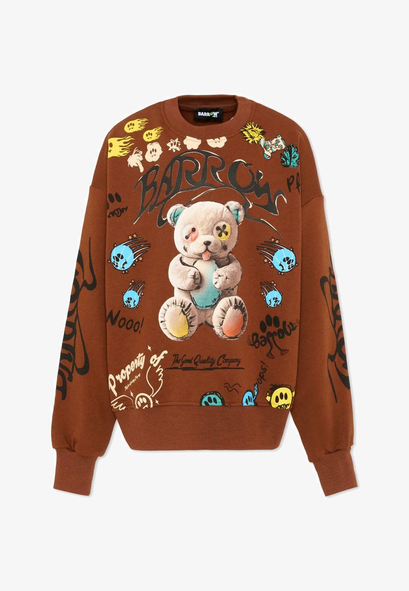 Sweat-shirt marron avec un ours en peluche usé et dépareillé au centre, entouré de flammes colorées de style cartoon, d'empreintes de pattes et de texte stylisé.