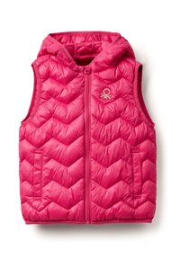 Růžová nafukovací vesta s vzorem chevron, kapucí, zipovým uzávěrem a postranní kapsou. Má malé logo v levém horním rohu. Hladký povrch.