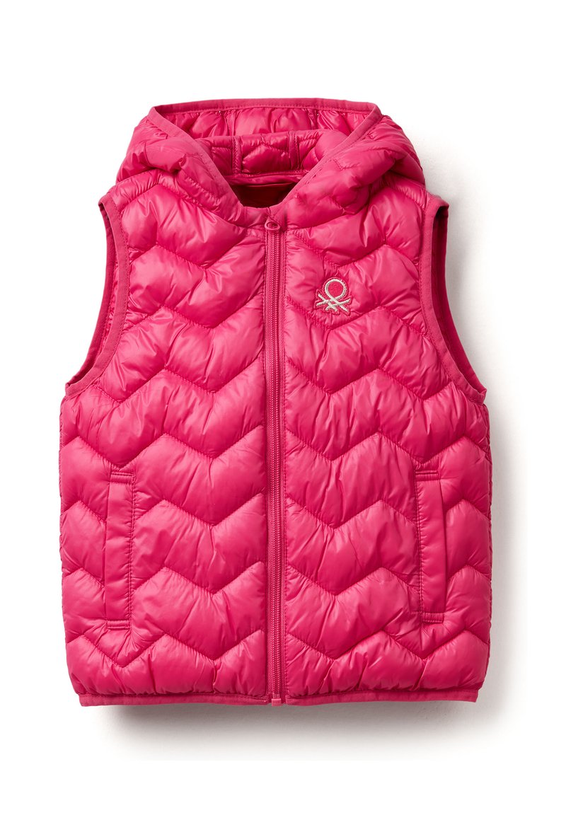 Růžová nafukovací vesta s vzorem chevron, kapucí, zipovým uzávěrem a postranní kapsou. Má malé logo v levém horním rohu. Hladký povrch.
