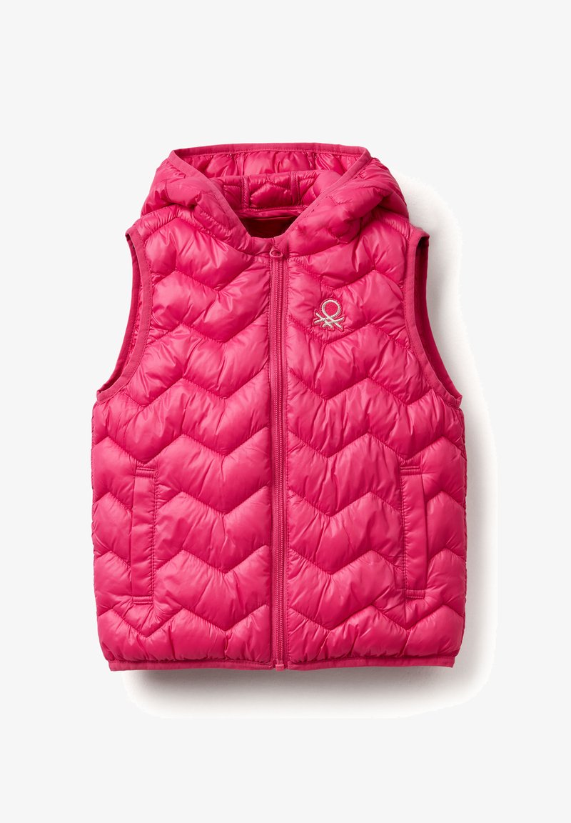 Růžová nafukovací vesta s vzorem chevron, kapucí, zipovým uzávěrem a postranní kapsou. Má malé logo v levém horním rohu. Hladký povrch.