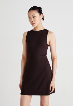 Robe sans manches marron avec une silhouette ajustée, réalisée en tissu lisse. Elle présente un col rond et un ourlet légèrement asymétrique.