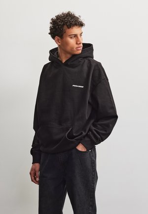 Pegador, LOGO OVERSIZED HOODIE - Kapuzenpullover - washed black/white gum
