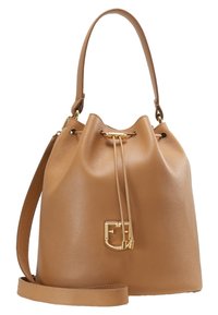 Sac seau en cuir couleur tan avec une poignée unique en haut, une bandoulière réglable, une fermeture à cordon et un détail de logo doré à l'avant.