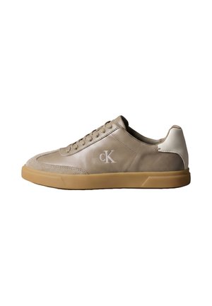 Baskets basses en cuir beige avec semelle marron clair et logo blanc "cK" sur le côté, avec une fermeture à lacets et une finition lisse.