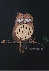Graafinen T-paita, jossa on sarjakuvamainen pöllö, suurilla silmillä, ruskeilla sulilla, kermavärisellä vatsalla tummilla yksityiskohdilla ja mustalla taustalla.