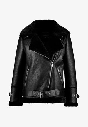 Chaqueta de cuero negra con cuello de borrego, cierre de cremallera y detalles de cinturón ajustable. Presenta dos bolsillos frontales con cremallera y un acabado texturizado.