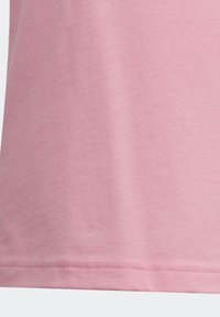 Jasnoróżowa bawełniana koszulka z okrągłym dekoltem i krótkimi rękawami, o gładkiej fakturze i prostym wykończeniu.