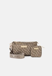 Borsa a tracolla in tessuto monogrammato marrone con dettagli in oro, dotata di una tracolla removibile contrassegnata "ISLAND" e un portamonete coordinato.