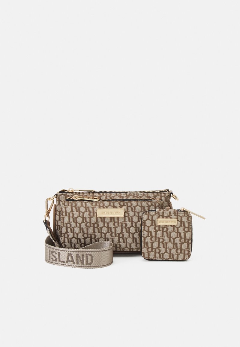 Borsa a tracolla in tessuto monogrammato marrone con dettagli in oro, dotata di una tracolla removibile contrassegnata "ISLAND" e un portamonete coordinato.