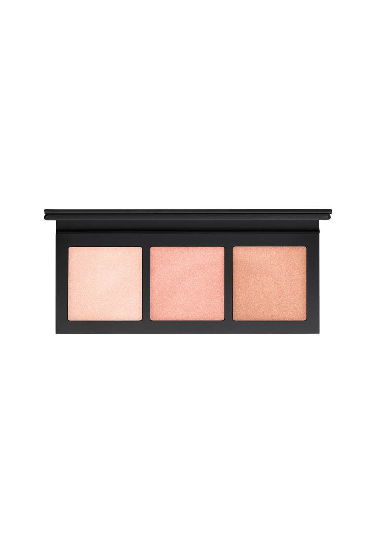 Palette de blush avec trois teintes : rose doux, pêche et bronze. Boîtier noir compact avec une finition brillante et un agencement horizontal.