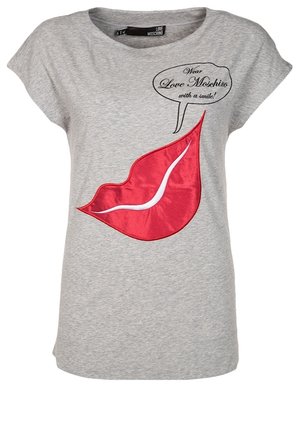 Lysegrå T-shirt med stort rødt læber-grafik og taleboble med teksten "Wear Love Moschino with a smile!"
