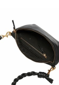 Svart läderväska med flätad rem, detaljer i guldton, dragkedjestängning och en mörk tyginteriör som har en dragkedjeficka och logomönster.