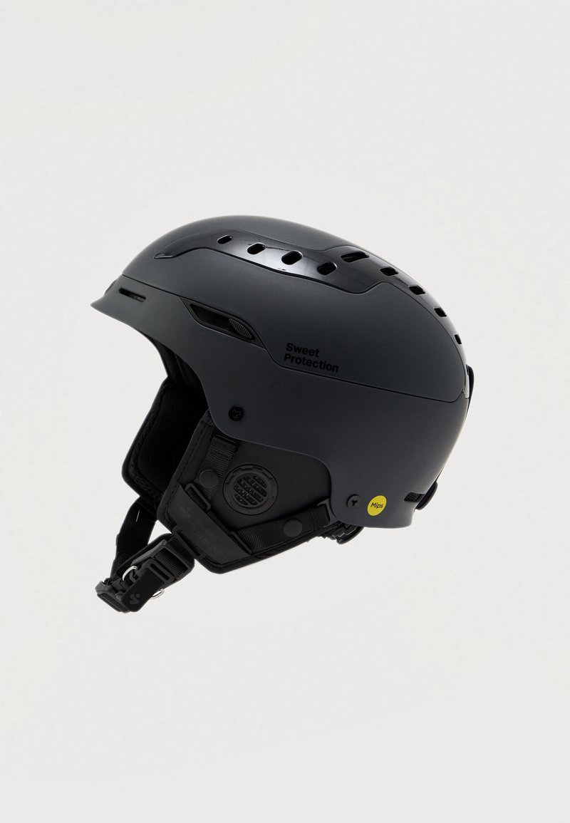 Schwarzer Skihelm mit Belüftungsöffnungen, verstellbarem Kinnriemen und Polsterung. Mit Logo und MIPS-Aufkleber für zusätzliche Sicherheit.